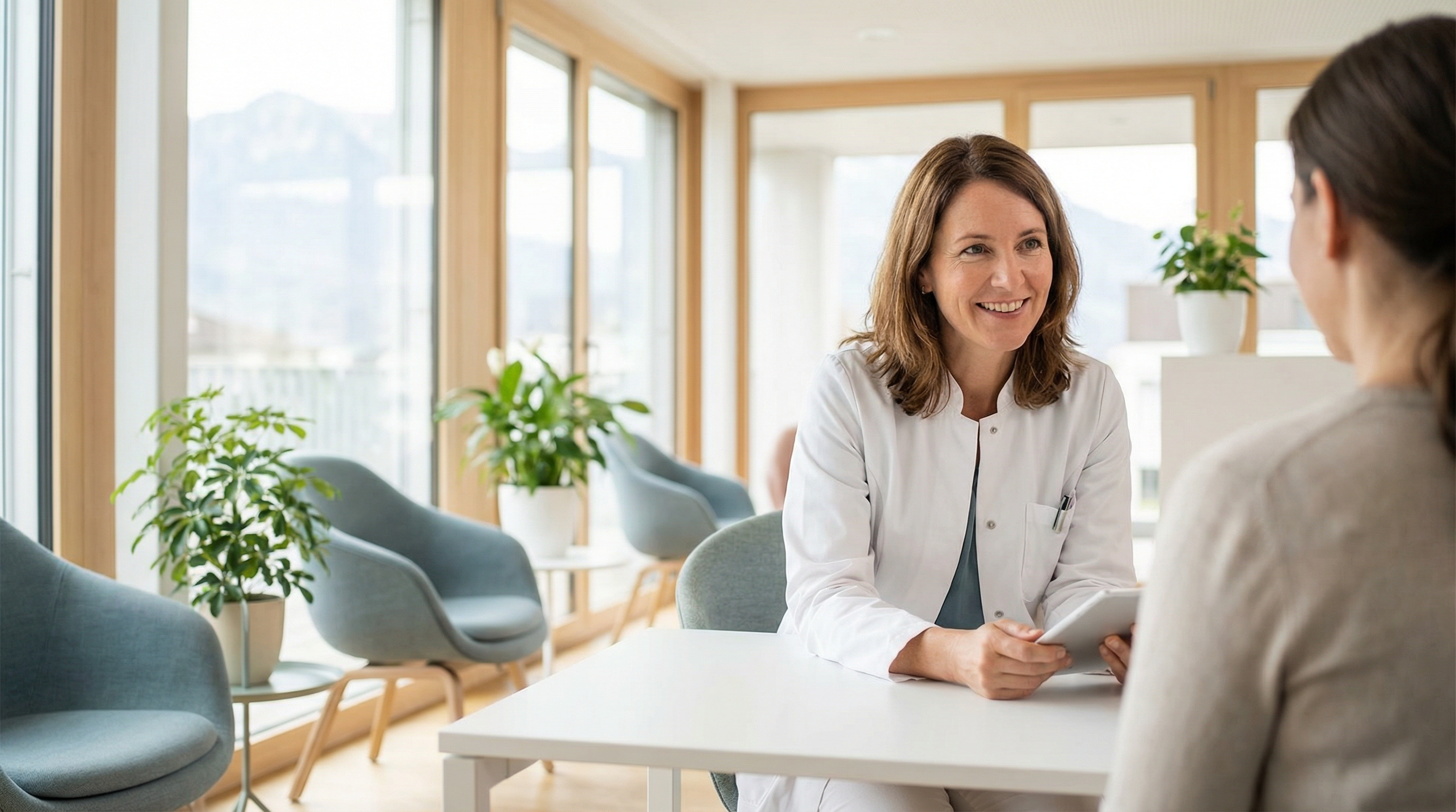 Ärztin im Gespräch mit Patient